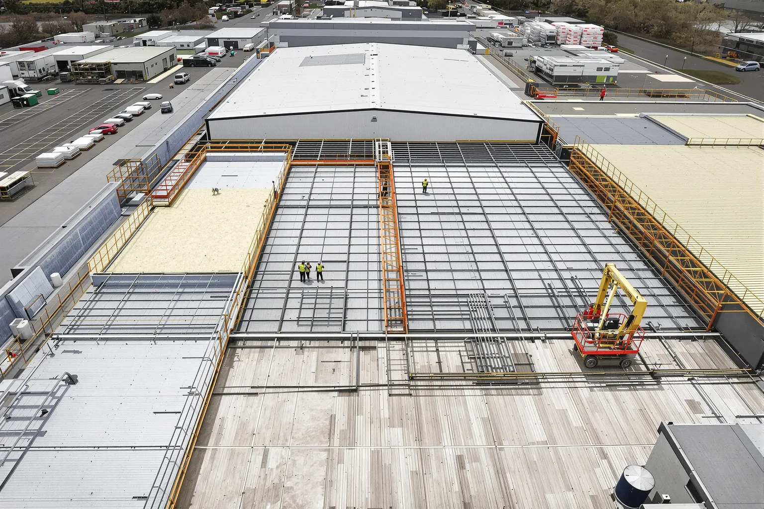 Kosten dakrenovatie industrieel dak: wat bepaalt? - DMA Steeldeck