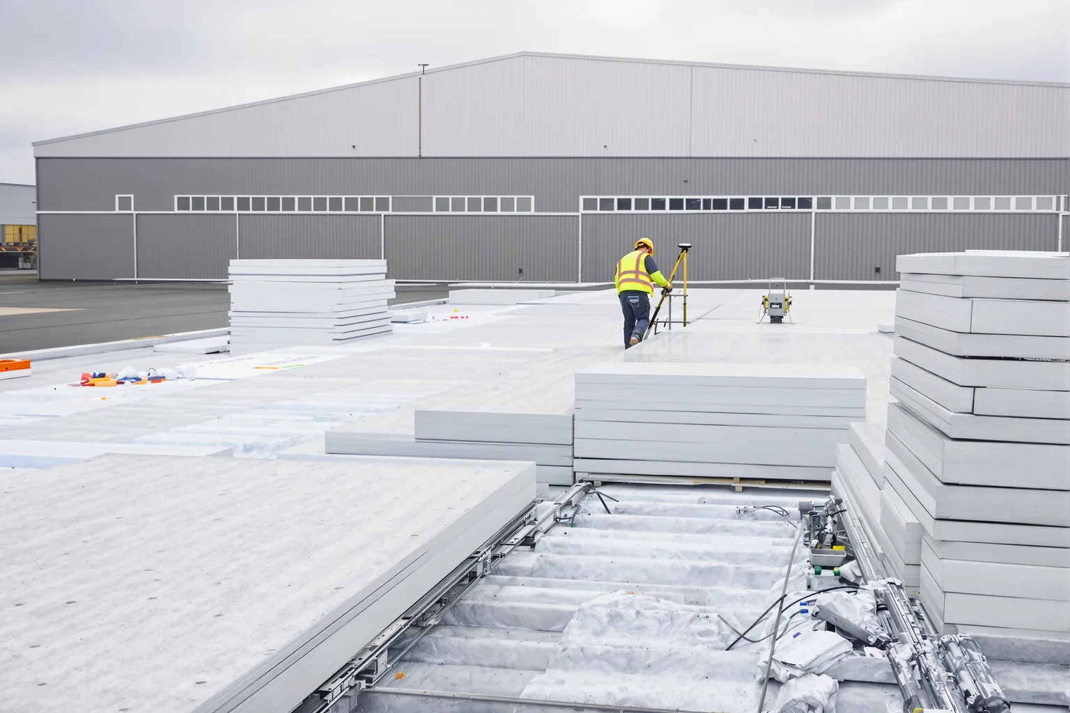 Gids dakisolatie voor energiezuinige productiehal - DMA Steeldeck
